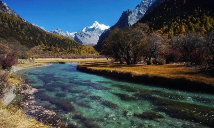渓谷や標高6,000メートル級の氷山があり、チベット族の宗教の神秘的な雰囲気が漂う香格里拉(シャングリラ)(何さん特別編)