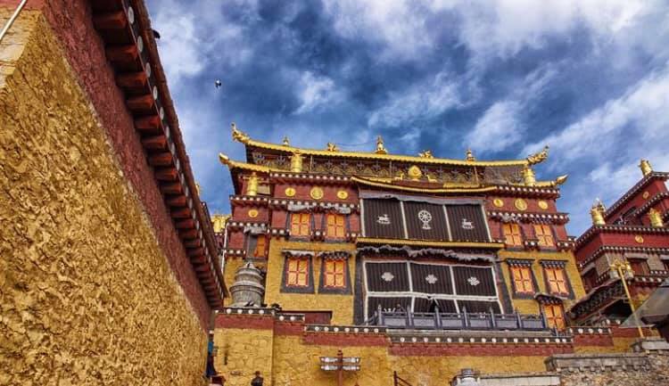 渓谷や標高6,000メートル級の氷山があり、チベット族の宗教の神秘的な雰囲気が漂う香格里拉(シャングリラ)(何さん特別編)