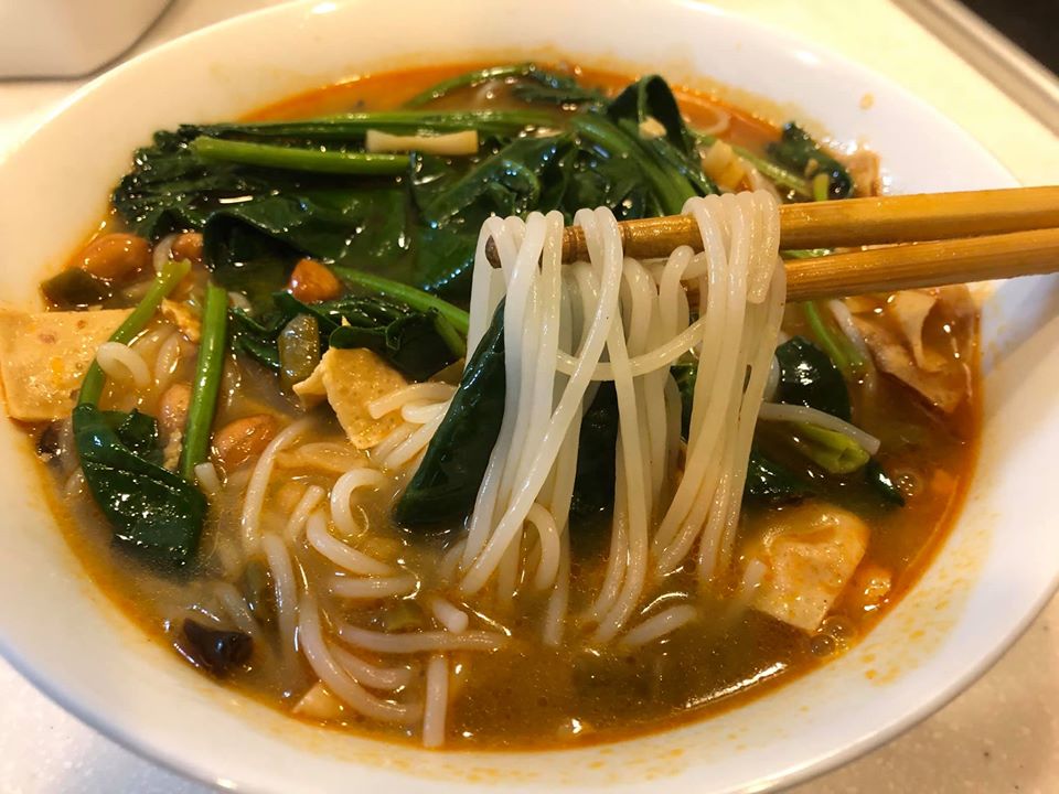 タニシ汁ビーフンのレトルトのラーメンを食べてみました。