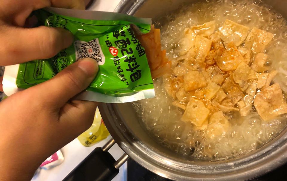 タニシ汁ビーフンのレトルトのラーメンを食べてみました。