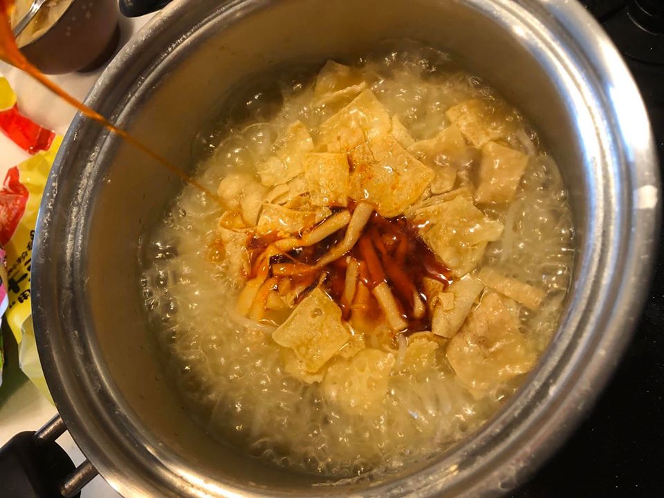 タニシ汁ビーフンのレトルトのラーメンを食べてみました。