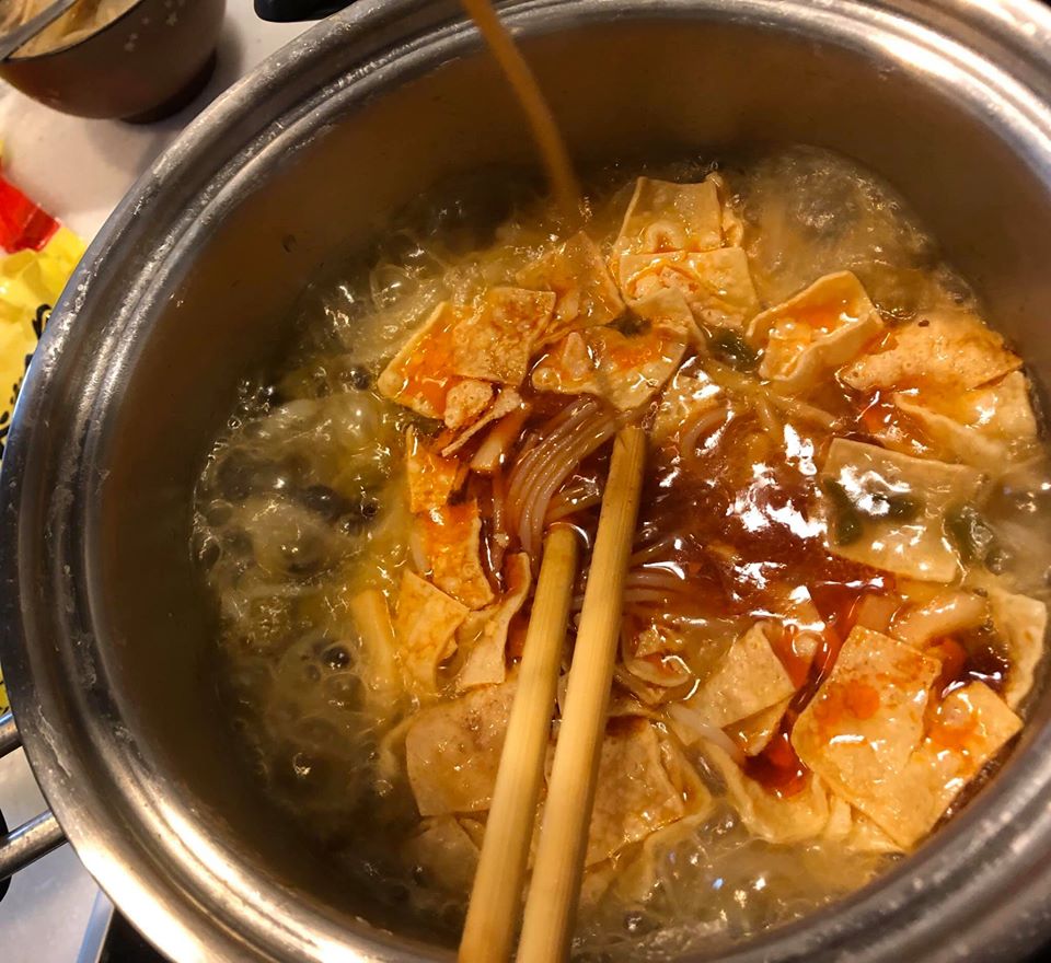 タニシ汁ビーフンのレトルトのラーメンを食べてみました。