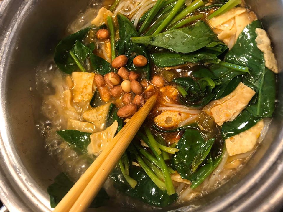 タニシ汁ビーフンのレトルトのラーメンを食べてみました。