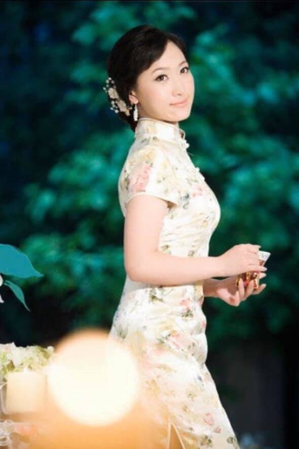 女性の曲線美を強調したチャイナドレス(金さん特別編)