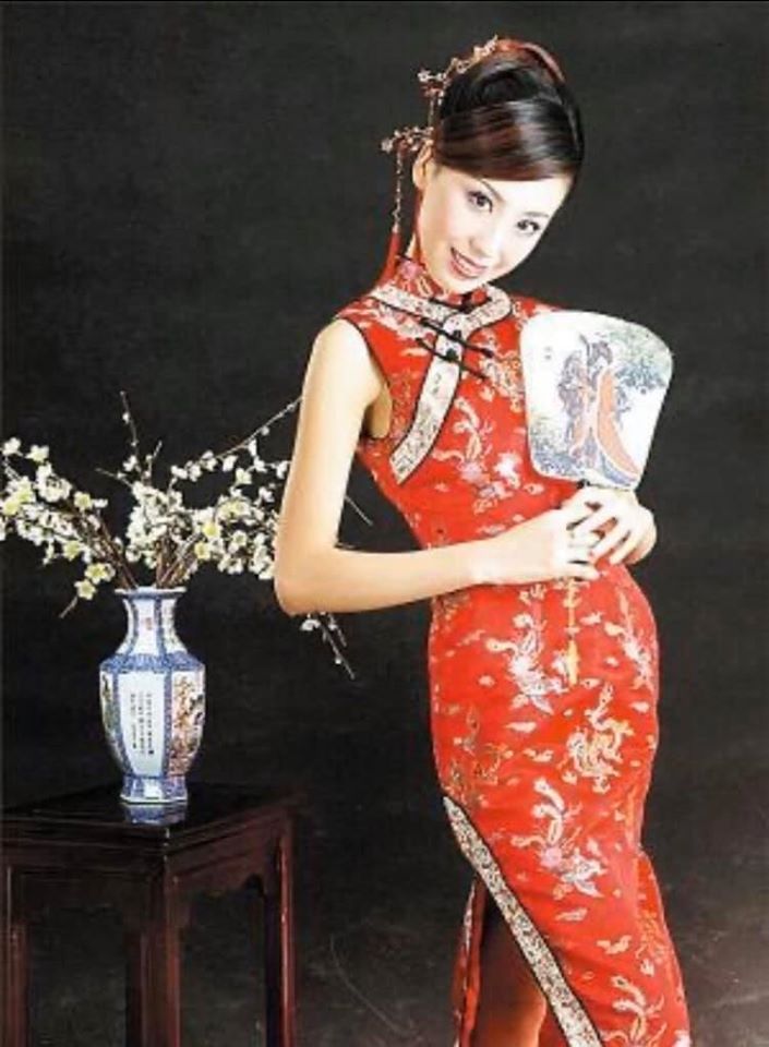 女性の曲線美を強調したチャイナドレス(金さん特別編)