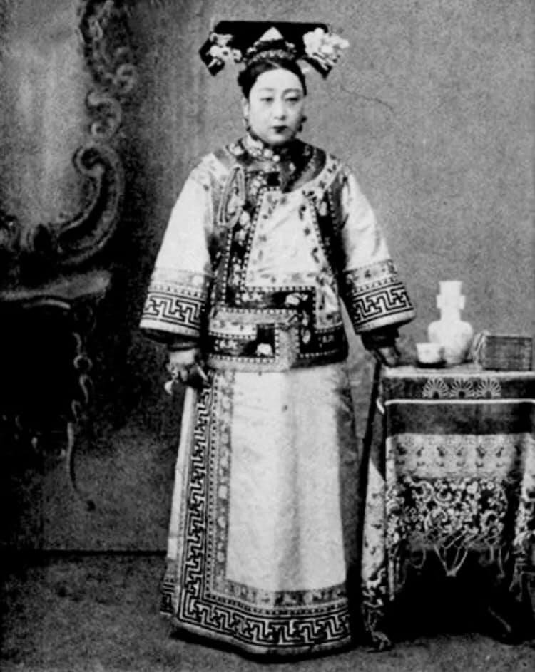 女性の曲線美を強調したチャイナドレス(金さん特別編)