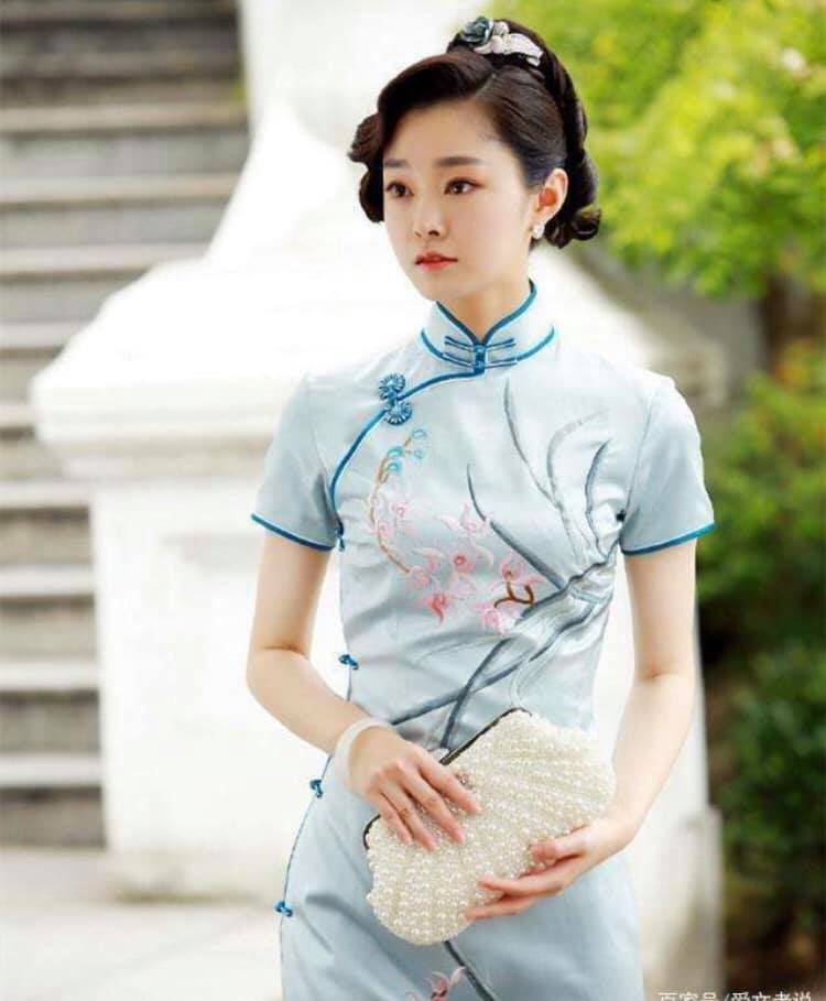 女性の曲線美を強調したチャイナドレス(金さん特別編)