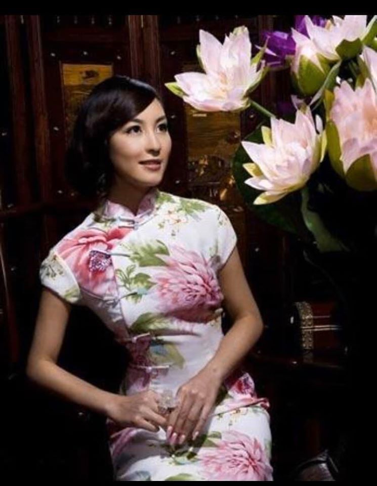 女性の曲線美を強調したチャイナドレス(金さん特別編)