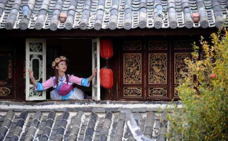 普段は農民として働き、住民の依頼を受けた時にトンパの活動を行うナシ族(李さん特別編)