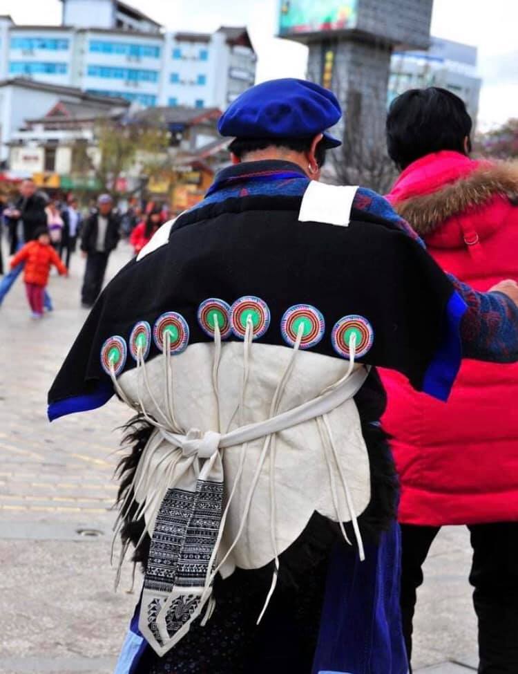 普段は農民として働き、住民の依頼を受けた時にトンパの活動を行うナシ族(李さん特別編)