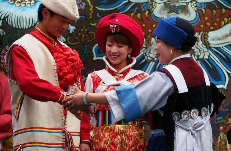 普段は農民として働き、住民の依頼を受けた時にトンパの活動を行うナシ族(李さん特別編)