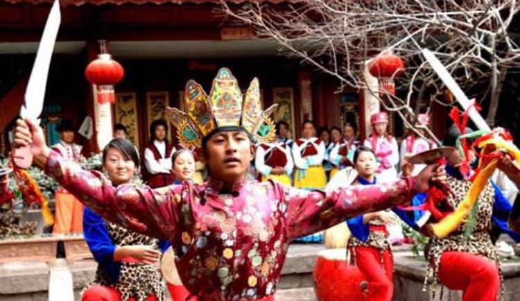 普段は農民として働き、住民の依頼を受けた時にトンパの活動を行うナシ族(李さん特別編)