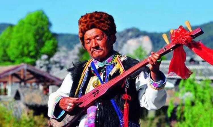 普段は農民として働き、住民の依頼を受けた時にトンパの活動を行うナシ族(李さん特別編)