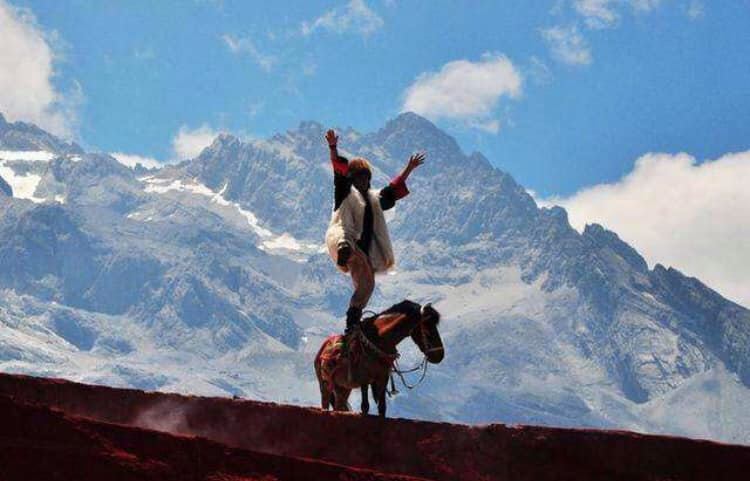 普段は農民として働き、住民の依頼を受けた時にトンパの活動を行うナシ族(李さん特別編)