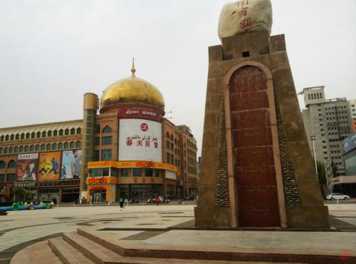 異国情緒たっぷりの街並みでウイグルの商店街が広がっている霍坦にある和田国際歩行街(何さん特別編)