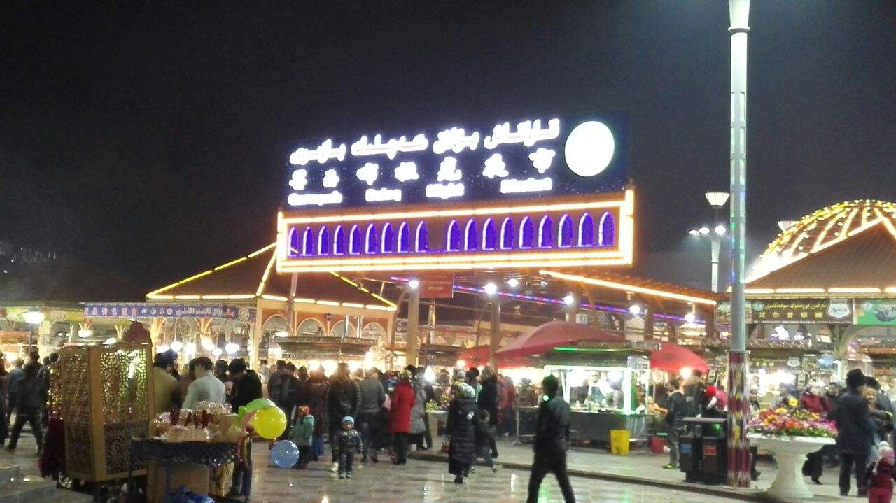 異国情緒たっぷりの街並みでウイグルの商店街が広がっている霍坦にある和田国際歩行街(何さん特別編)