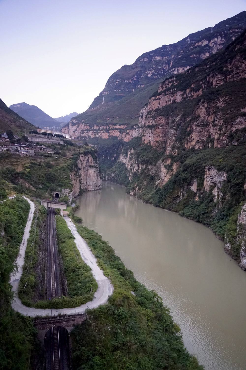 一年中花が咲き、「世間で最も魅力的な天然公園」と称される、四川省の大渡河大峡谷(文さん特別編)