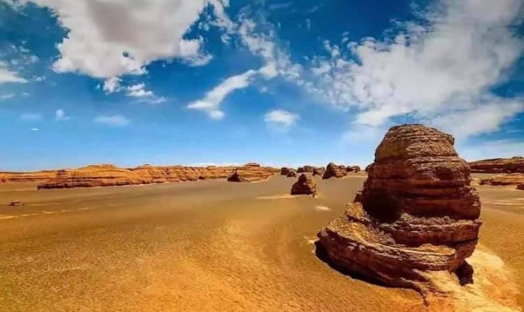 敦煌鬼城と呼ばれ、クムタグ砂漠にあるジオパーク、敦煌ヤルダン国家地質公園(何さん特別編)