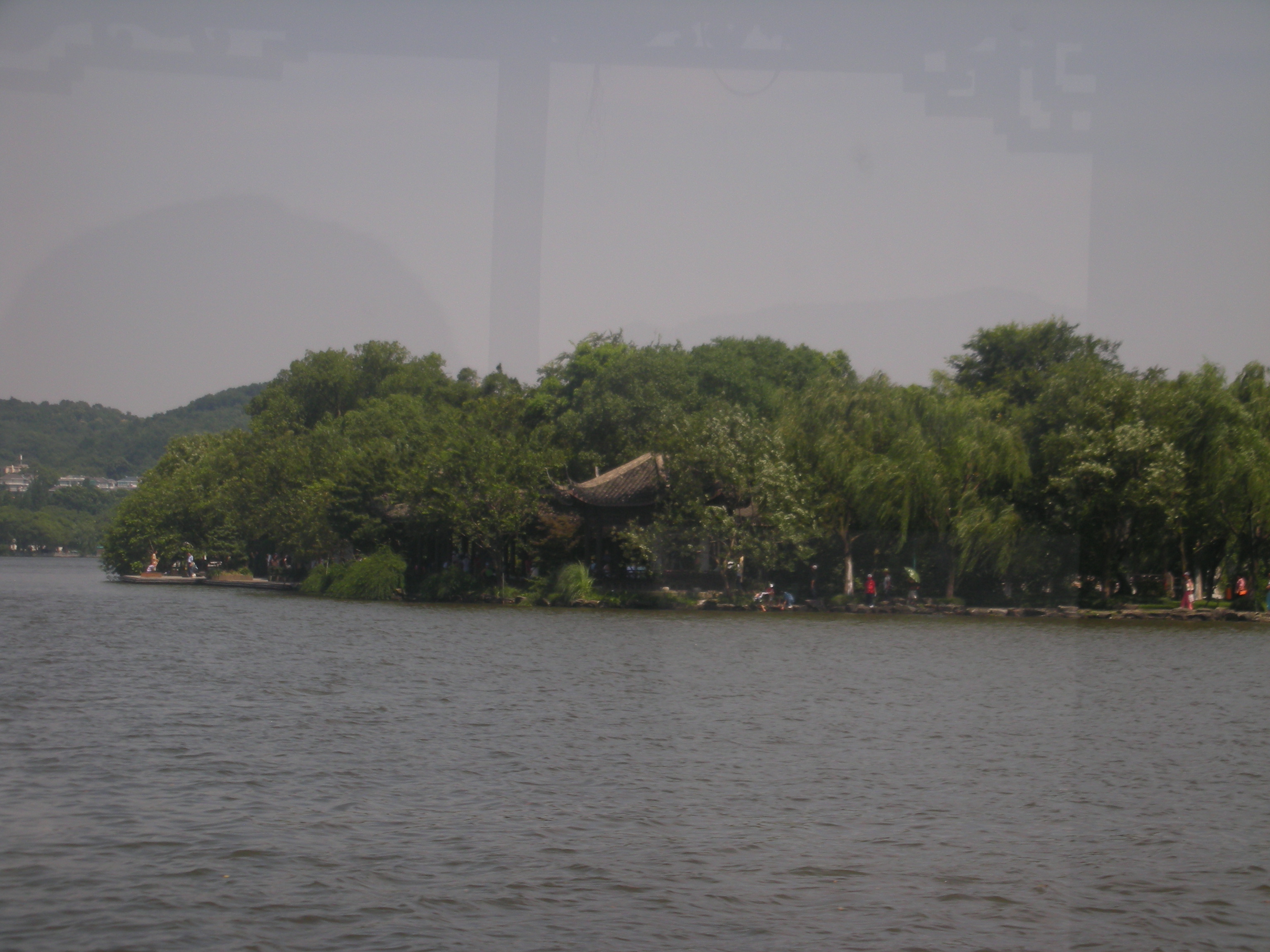 西湖のほとりにたたずむ歴史の街、杭州(その1.絶世の美女として名高い西施伝説の残る、杭州のシンボルの西湖)